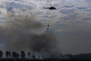 Helikopter Mi8-Mtv milik Badan Nasional Penanggulangan Bencana (BNPB) melakukan pengeboman air (water boombing) dari udara untuk memadamkan kebakaran lahan dan hutan yang terjadi di Ogan Ilir (OI), Sumatera Selatan, Kamis (4/8). Berdasarkan data 'hotspot' dari Lembaga Penerbangan & Antariksa Nasional (LAPAN) terdapat 104 titik hotspot di pulau Sumatera, dan 31 diantaranya di Provinsi Sumatera Selatan. ANTARA FOTO/Nova Wahyudi/foc/16.